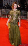 Sienna Guillory con un vestido verde en la alfombra roja de los BAFTA 2015