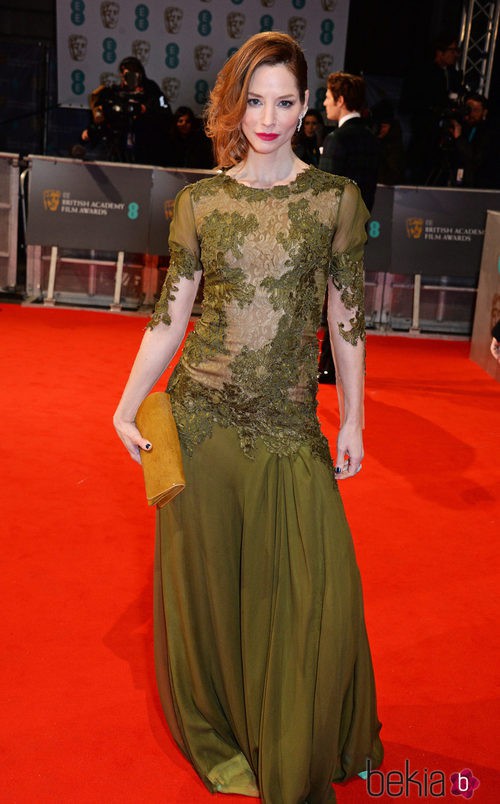 Sienna Guillory con un vestido verde en la alfombra roja de los BAFTA 2015