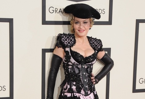 Madonna con un peculiar vestido de Givenchy en la alfombra roja de los Grammy 2015
