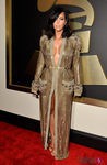 Kim Kardashian con un vestido bata de Jean Paul Gaultier en la alfombra roja de los Grammy 2015
