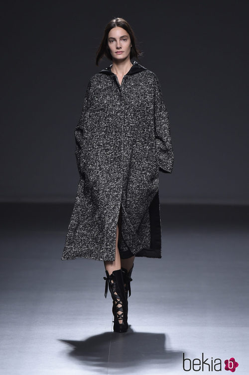 Vestido oversize de cheviot de la colección otoño/invierno 2015/2016 de Ángel Schlesser