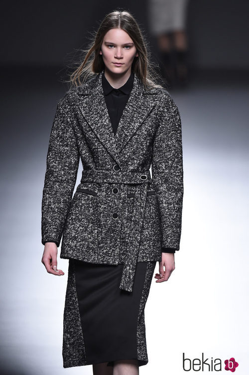 Chaqueta y falda de cheviot de la colección otoño/invierno 2015/2016 de Ángel Schlesser