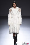 Abrigo de pelo en color blanco de la colección otoño/invierno 2015/2016 de Ángel Schlesser