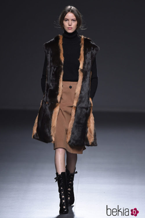 Abrigo de piel bicolor de la colección otoño/invierno 2015/2016 de Ángel Schlesser