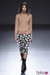 Falda de flores y camiseta camel de la colección otoño/invierno 2015/2016 de Ángel Schlesser