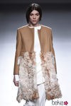 Abrigo con dualidad de texturas en camel de la colección otoño/invierno 2015/2016 de Ángel Schlesser