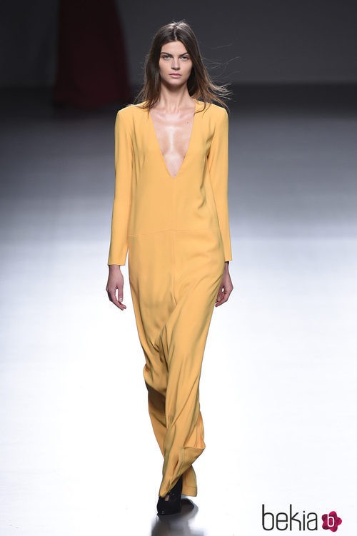 Mono color mostaza de la colección otoño/invierno 2015/2016 de Ángel Schlesser