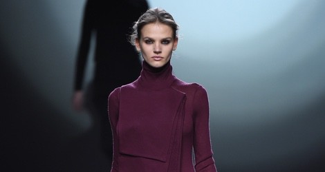 Vestido berenjena de la colección otoño/invierno 2015/2016 de Amaya Arzuaga en Madrid Fashion Week