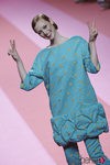 Vestido azul con estrellas de Agatha Ruiz de la Prada para otoño/invierno 2015/2016 en Madrid Fashion Week