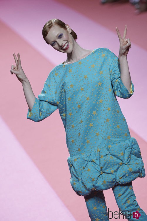 Vestido azul con estrellas de Agatha Ruiz de la Prada para otoño/invierno 2015/2016 en Madrid Fashion Week