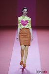 Camisa amarilla y falda de tubo naranja de Agatha Ruiz de la Prada para otoño/invierno 2015/2016 en Madrid Fashion Week