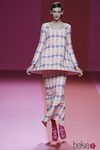 Cuerpo en campana y falda blanco estampado de Agatha Ruiz de la Prada para otoño/invierno 2015/2016 en Madrid Fashion Week