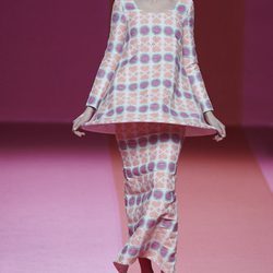 Cuerpo en campana y falda blanco estampado de Agatha Ruiz de la Prada para otoño/invierno 2015/2016 en Madrid Fashion Week