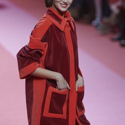 Abrigo de terciopelo rojo y granate de Agatha Ruiz de la Prada para otoño/invierno 2015/2016 en Madrid Fashion Week