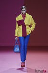 Chaquetón amarillo y granate con pantalón pitillo azul de Agatha Ruiz de la Prada para otoño/invierno 2015/2016 en Madrid Fashion Week