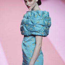 Vestido de noche azul con estrellas de Agatha Ruiz de la Prada para otoño/invierno 2015/2016 en Madrid Fashion Week