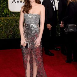 Dakota Johnson con un vestido plateado de Chanel