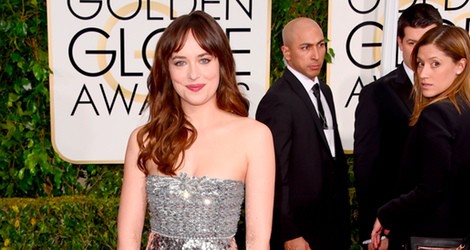 Dakota Johnson con un vestido plateado de Chanel