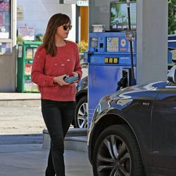Dakota Johnson con unos jeans y jersey rojo