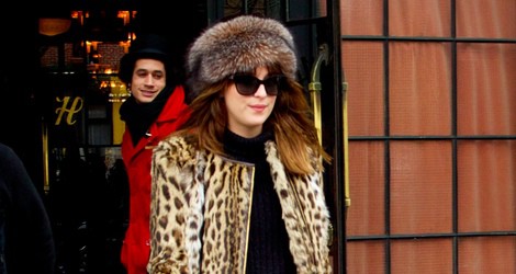 Dakota Johnson con jeans y chaqueta animal print