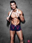 Cristiano Ronaldo con unos boxers en rosas y morados de su colección CR7 Underwear primavera/verano 2015