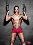 Cristiano Ronaldo con unos boxers de color fucsia de su colección CR7 Underwear primavera/verano 2015