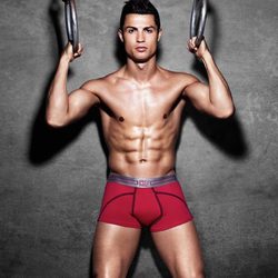Cristiano Ronaldo con unos boxers de color fucsia de su colección CR7 Underwear primavera/verano 2015
