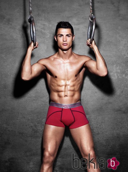 Cristiano Ronaldo con unos boxers de color fucsia de su colección CR7 Underwear primavera/verano 2015