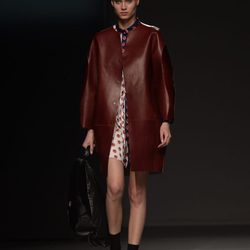Vestido estampado y abrigo burdeos de Lug Von Siga en el Samsung EGO 2015