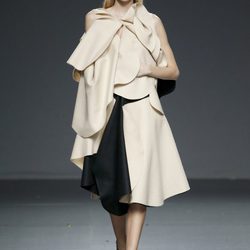 Vestido beige y negro de María Clé Leal en el Samsung EGO 2015
