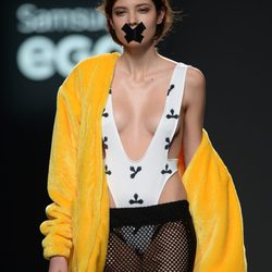 Medias de rejilla y chaqueta de María Magdalena en el Samsung EGO 2015