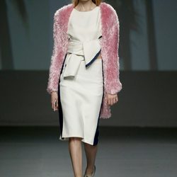 Vestido y chaqueta de pelo de Natalia Rivera en el Samsung EGO 2015