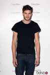 Jamie Dornan con camiseta negra y vaqueros
