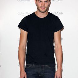 Jamie Dornan con camiseta negra y vaqueros