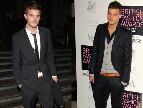 Jamie Dornan con traje negro, camisa blanca y corbata estrecha