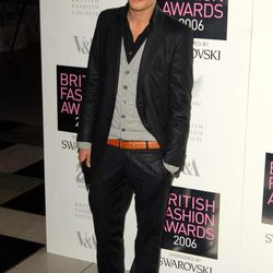 Jamie Dornan con chaqueta negra y cardigan gris