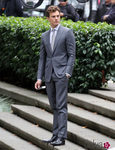 Jamie Dornan con traje gris convertido en Christian Grey