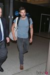 Jamie Dornan con camiseta azul y vaqueros grises