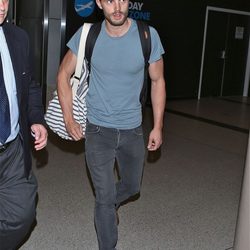 Jamie Dornan con camiseta azul y vaqueros grises