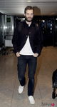 Jamie Dornan con chaqueta negra, camiseta blanca y vaqueros