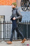 Jamie Dornan con plumas, vaqueros, botas y gorro