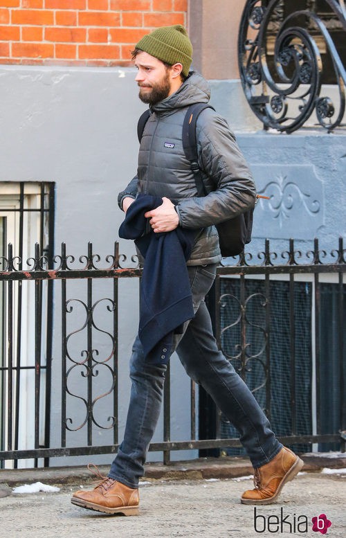 Jamie Dornan con plumas, vaqueros, botas y gorro