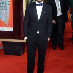 Jamie Dornan con esmoquin y pajarita azul