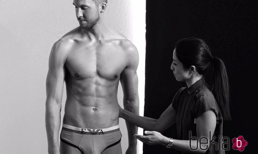 Calvin Harris en un momento de la sesión en ropa interior para la campaña primavera/verano 2015 de Emporio Armani