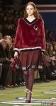 Falda y jersey en color granate de Tommy Hilfiger en Nueva York Fashion Week