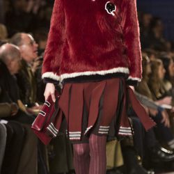 Falda y jersey en color granate de Tommy Hilfiger en Nueva York Fashion Week