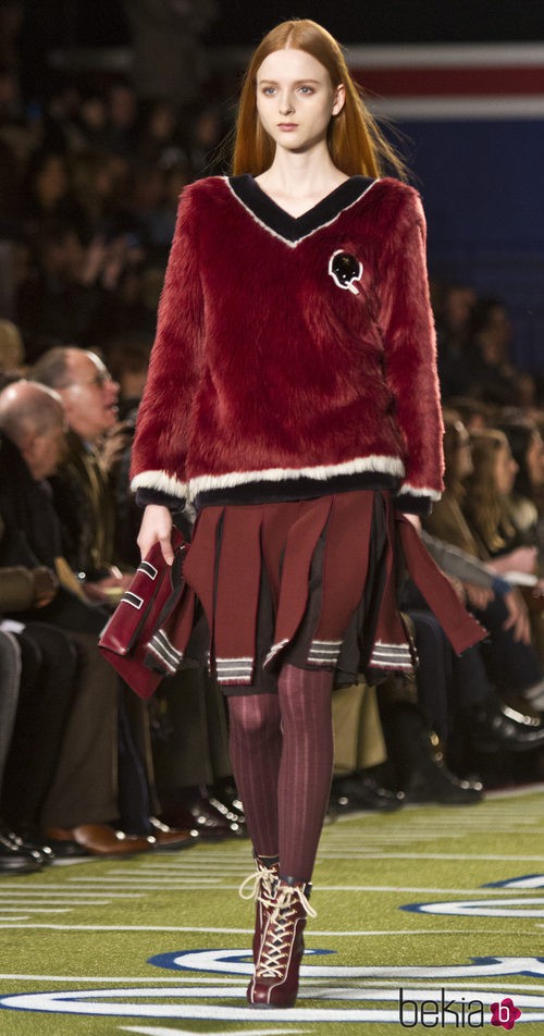 Falda y jersey en color granate de Tommy Hilfiger en Nueva York Fashion Week