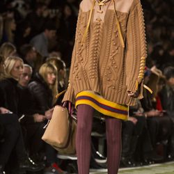 Falda y jersey 'oversize' de Tommy Hilfiger en Nueva York Fashion Week