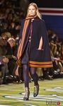 Vestido y capa en azul marino de Tommy Hilfiger en Nueva York Fashion Week