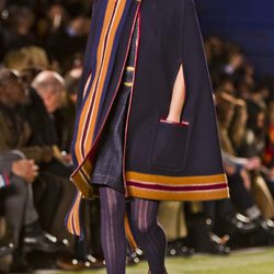 Vestido y capa en azul marino de Tommy Hilfiger en Nueva York Fashion Week